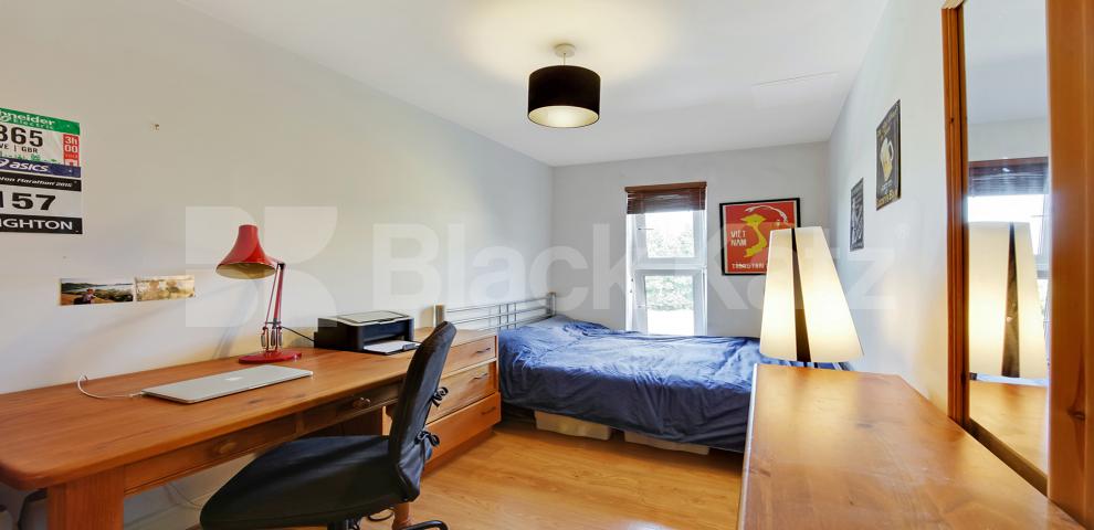 			LET , 2 Bedroom, 1 bath, 1 reception Apartment			 Pembroke House.77 Kings Avenue, Clapham 